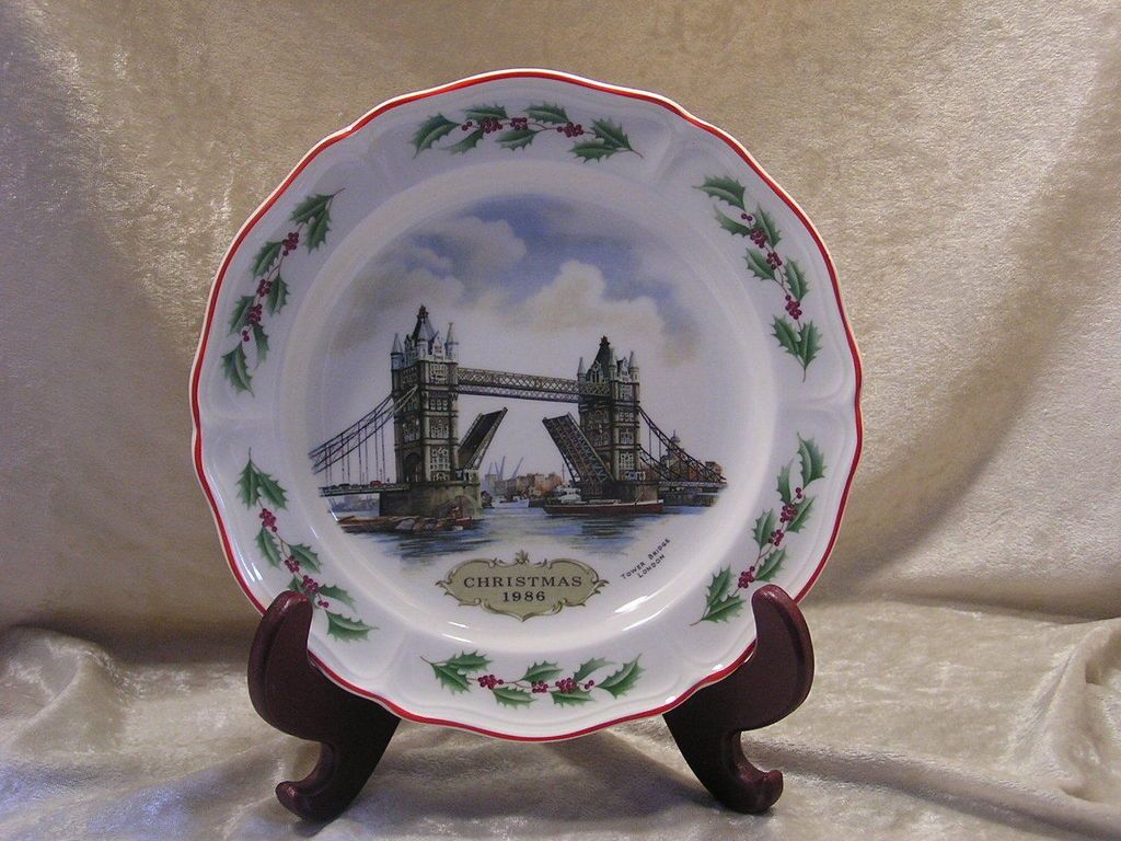 Wedgwood Queens Ware Christmas Plate   Tower Bridge 1986