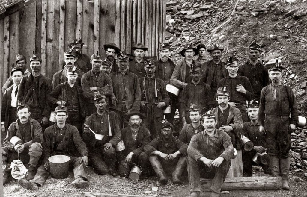 VINTAGE 1905 PHOTO COAL MINERS WEST VA FUEL OIL LANTERNS COAL DUST