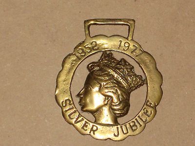 VINTAGE 1952 1977 QUEEN ELIZABETH II SILVER JUBELEE HORSE BRASS