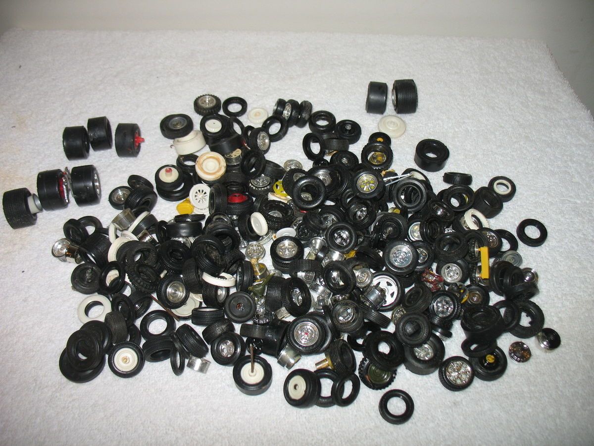 VINTAGE MODEL CAR TIRES WHEELS BIG LOT 200PCS PLASTIC AUTOMOTIVE PARTS